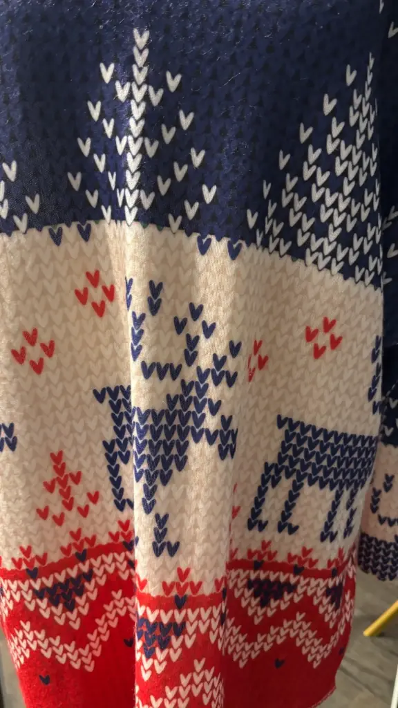 Pull fin de Noël bleu blanc rouge rennes 