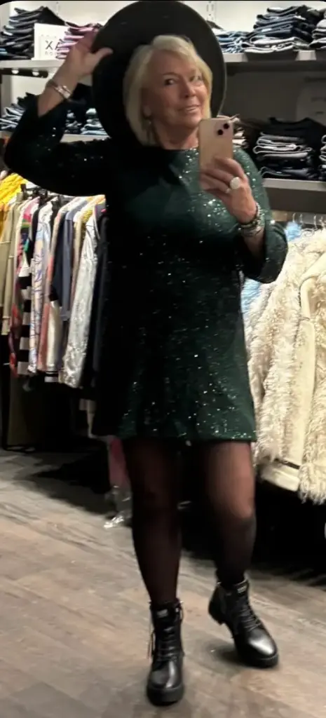 Robe fêtes paillettes nœud noir dans le dos. TU.36/42