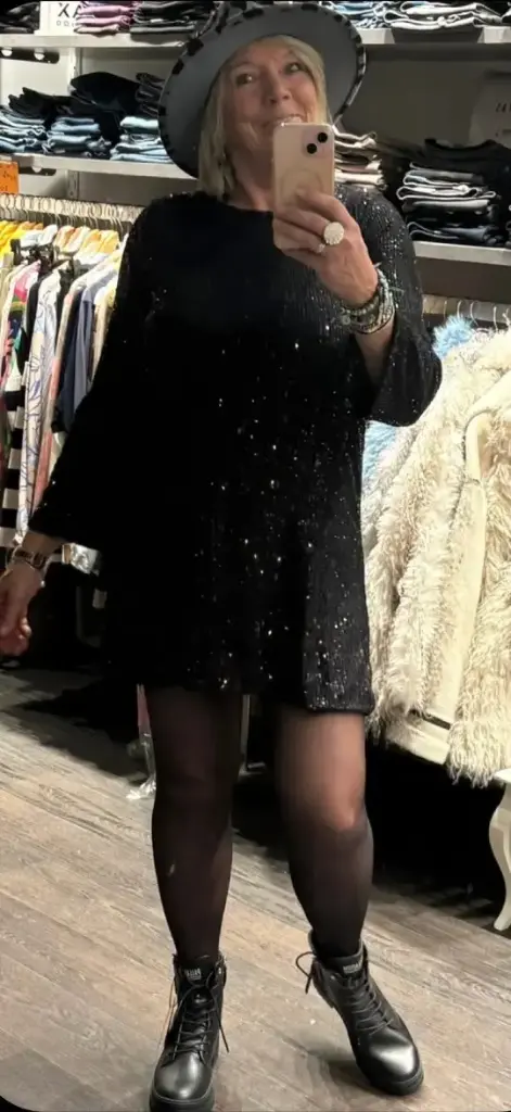Robe fêtes paillettes noeud noir dans le dos. TU.36/42